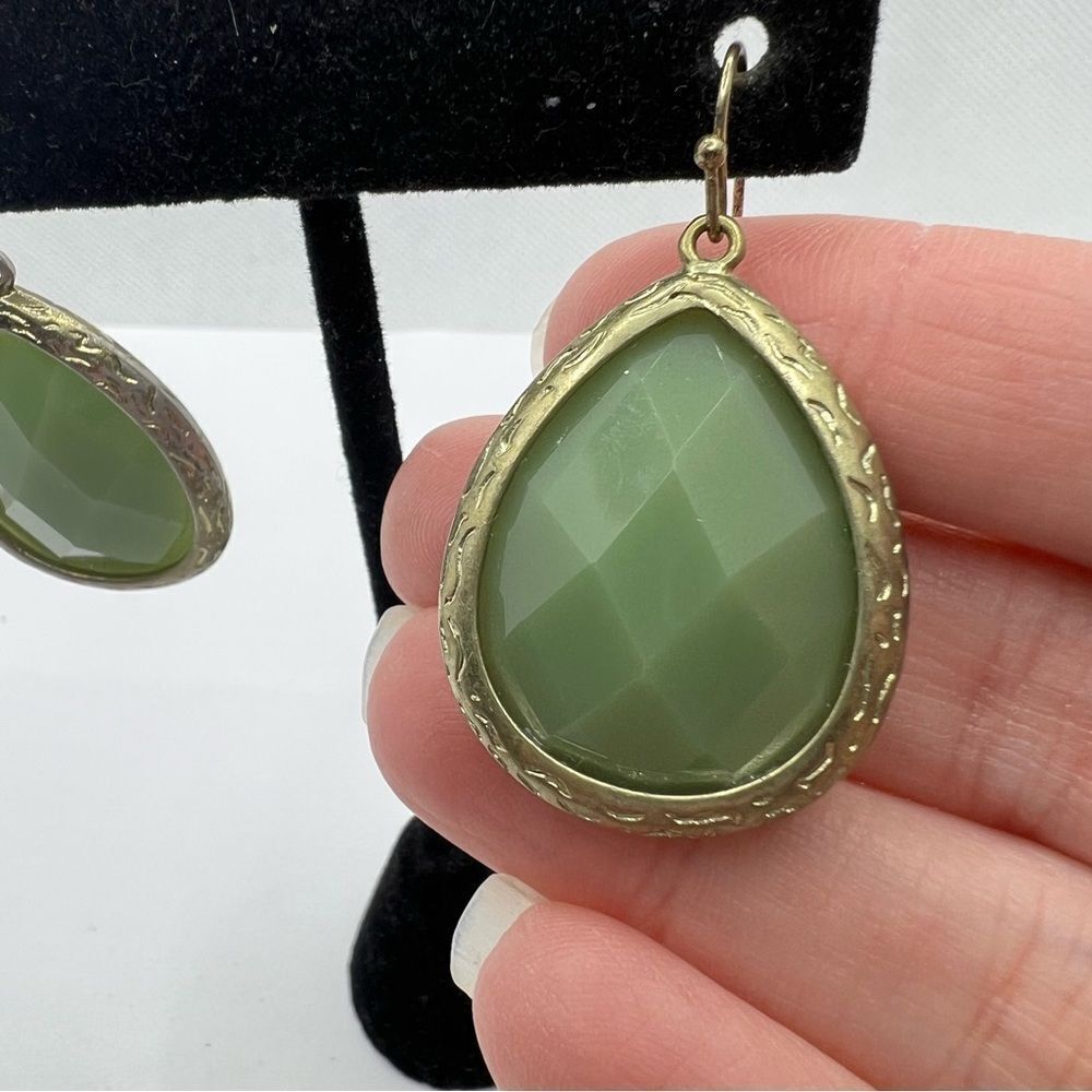 Faceted green teardrop earring with gold tone hardware - Picture 2 of 3
